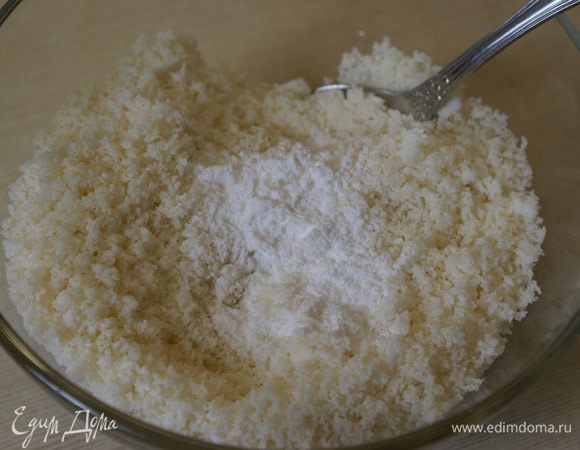 Кокосовую стружку измельчить в пудру, смешать с сахарной пудрой.