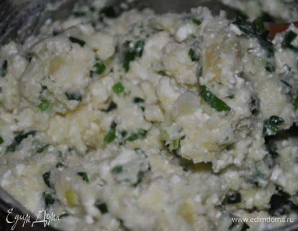 Начинка:
Картофель очистить, отварить в подсоленной воде до готовности. Воду слить, картофель размять. 
Зеленый лук слегка поджарить на раст. масле.
Смешать картофель, творог, зеленый лук.