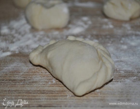 Тесто разделить на маленькие шарики, каждый раскатать, положить ложку начинки и слепить вареник.