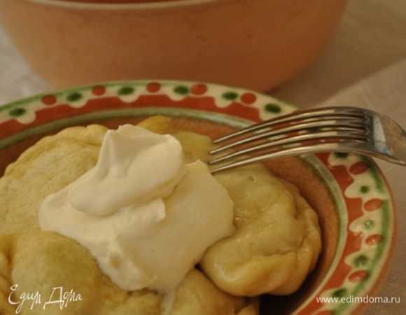 Ну или просто подать вареники со сметанкой, я так и подавала детям. 