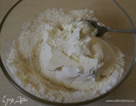 Потом добавить творожный сыр.