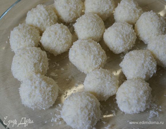 Ложкой брать одинаковое количество творожно-кокосовой массы и лепить шарики, не забывая про начинку.
Обвалять в кокосовой стружке.
Поставить в морозильник на минут 15 и подавать к столу.
