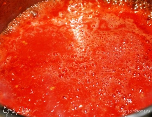 Помидоры помыть, ошпарить кипятком, снять кожуру, порезать кубиками и тушить 2 минуты. Затем массу измельчить блендером.