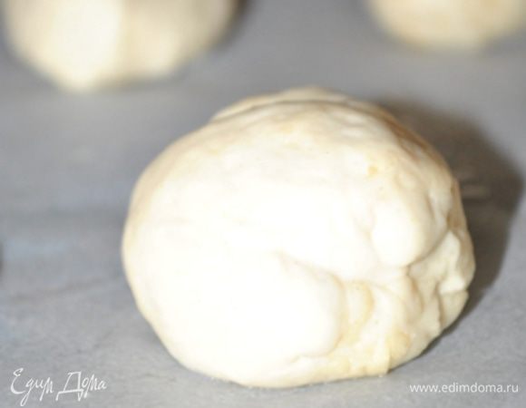 Замесить тесто, дать ему подойти, пока не увеличится в объеме в 2 раза.
Из теста скатать шарики величиной чуть больше грецкого ореха и оставить на 15 минут.