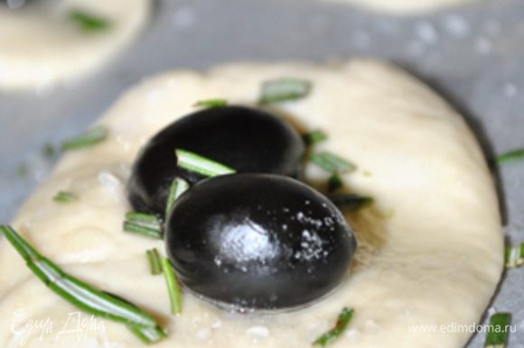 Посыпать листьями розмарина и маслинами. Маслины слегка вдавить в тесто.