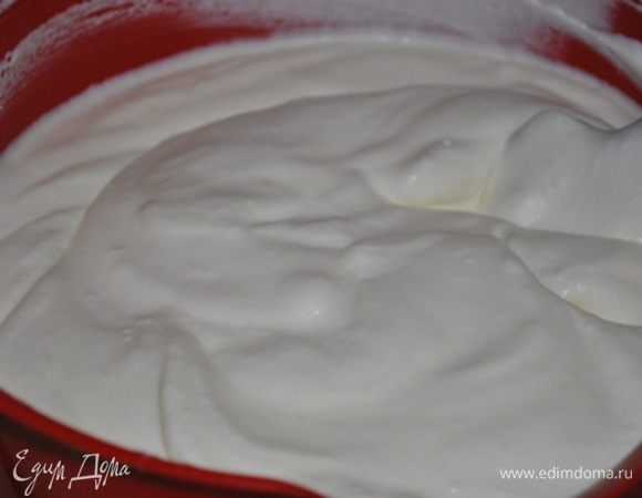 Отлить 100 мл сиропа и развести в нем желатин.
Творог, сахар измельчить погружным блендером, добавить замоченный желатин.
Сливки взбить до устойчивых пиков.
Аккуратно подмешать сливки к творожному крему.