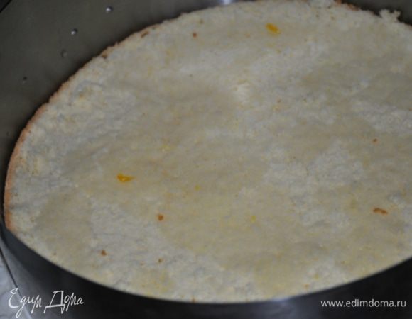 Выложить бисквитный корж на тарелку, вокруг закрепить кольцо для торта. Пропитать корж оставшимся сиропом.