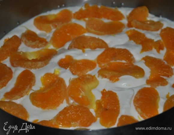 Выложить третью часть крема, сверху поовину мандаринов.