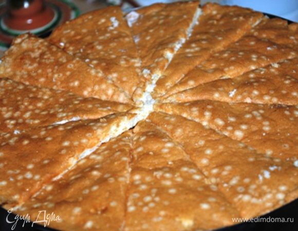 Затем вторую треть крема, оставшиеся мандарины, оставшийся крем.
Второй корж разрезать на 12 сегментов и уложить сверху, слегка прижав.