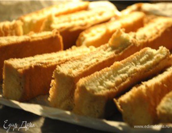 Вторую половину теста желательно испечь в прямоугольной форме, чтобы удобнее было нарезать на палочки.
Испеченный прямоугольный корж сразу порезать на прямоугольники длиной 5-6 см и шириной 1,5-2 см.
Выложить на противень срезом вверх и вернуть в духовку на 10 минут.