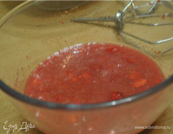 Собрать полученный сироп, измерить кол-во, долить водой до 150 мл, если получилось меньше.
Вылить в кастрюльку и довести до кипения. 50 мл сиропа - для пропитки бисквита.
В 100 мл. развести желатин.
2/3 порезанной клубники измельчить блендером, 1/3 отложить в сторону.
Смешать клубничное пюре и разведенный желатин.