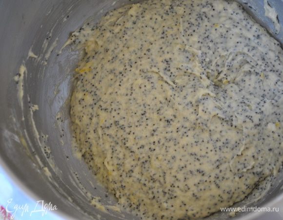 Ревень помыть, порезать полосочками длиной 2-3 см, сложить в кастрюльку, добавить сахар, воду, довести до кипения и варить на медленном огне 2-3 мин. Снять с огня. Откинуть на дуршлаг.
************************************************************************
Смешать все сухие ингредиенты в большой миске.
Туда же добавить чуть теплое молоко, яйца, масло и цедру.
Вымешивать миксером 3 минуты.