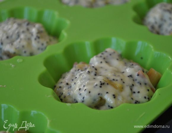 Затем добавить в тесто ревень, аккуратно перемешать и разложить тесто в формочки на 2/3 их высоты.