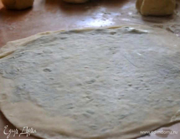 Накрыть вторым куском, защипать края и аккуратно раскатать скалкой.