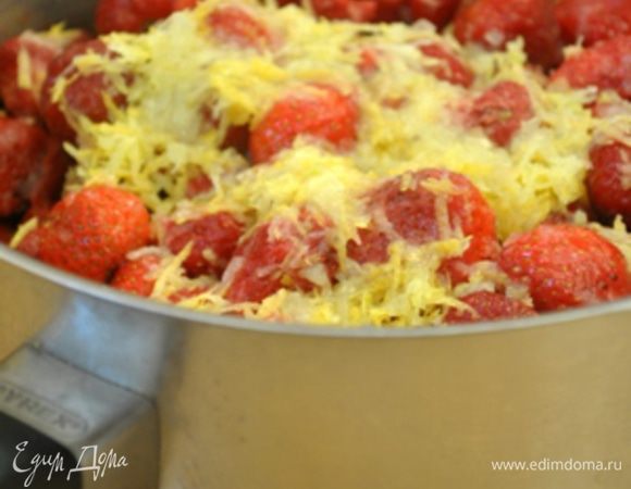 Клубнику помыть, перебрать, оборвать хвостики. Сложить в кастрюлю, всыпать цедру, влить лимонный сок,