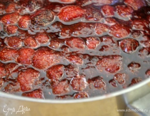 довести до кипения и варить 5 минут.

Затем добавить подогретый сахар, довести до кипения и варить на медленном огне 20 минут, снимая пену. 