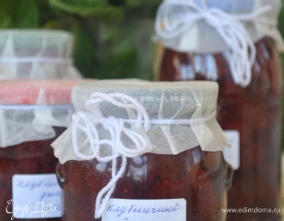 Отключить огонь, дать джему настояться 10 минут. Затем перемешайте, чтобы ягоды распределились равномерно и разложите в теплые стерилизованные банки, закупорить.
Джем готов к употреблению через 2 недели. Хранить в темном, прохладном месте.
Выход: 1,25 литра.
Смачного!
