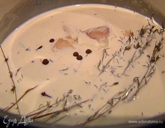 Приготовить соус: сливки и молоко налить в кастрюлю, поместить на огонь, добавить чеснок с кожурой, тимьян, душистый перец, гвоздику и мускатный орех. Довести до кипения и снять с огня. Дать пару минут настояться.