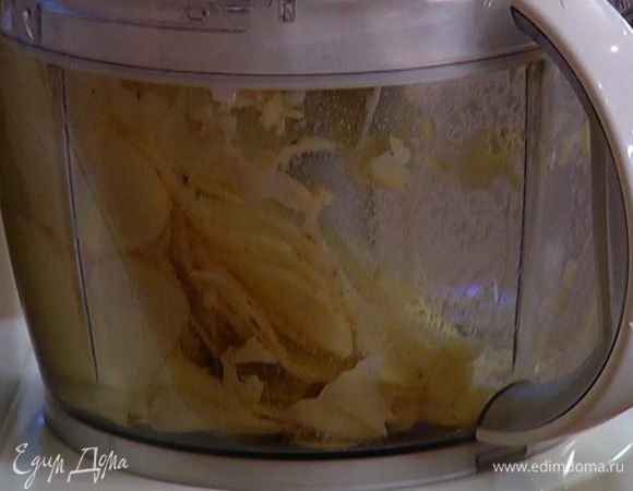 Картофель промыть и, не очищая, нарезать тонкими кружками.