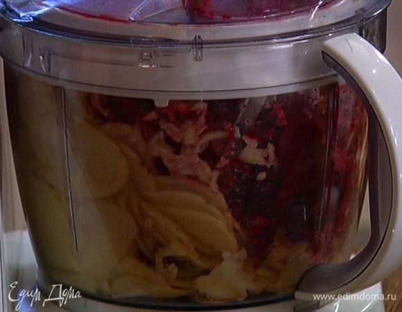 Свеклу почистить и нарезать тонкими кружками.