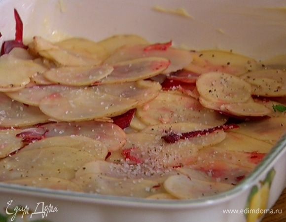 Большое жаропрочное керамическое блюдо смазать сливочным маслом и выложить в несколько слоев картофель и свеклу, посолить и поперчить каждый слой.