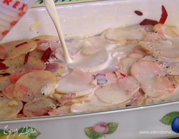 Процедить соус через сито и залить овощи.