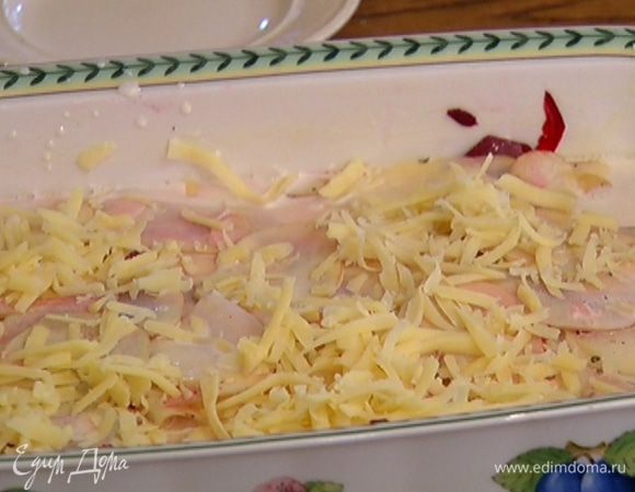 Сыр натереть на крупной терке, посыпать гратен и отправить его в разогретую духовку на 45–50 минут.