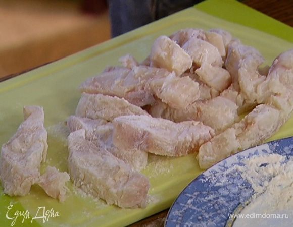 Рыбу нарезать «пальчиками», обвалять в оставшейся муке, затем обмакнуть в кляр.