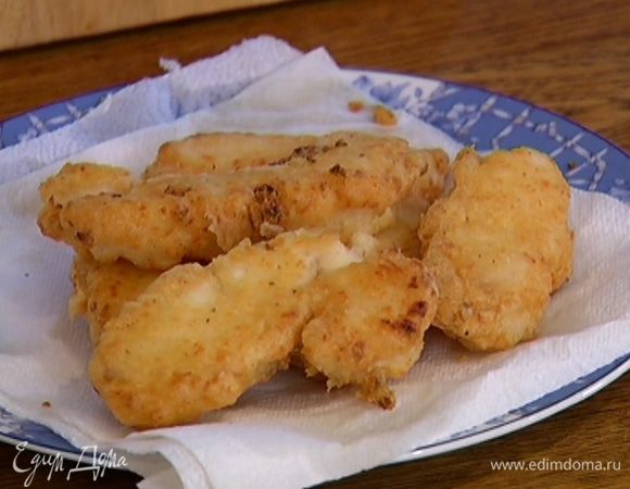 Готовые пальчики выложить на бумажное полотенце, чтобы убрать излишки жира.