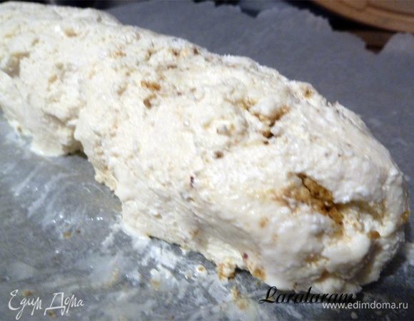 Далее надо тесто подготовить - ОХЛАДИТЬ его. Заметьте, этот шаг - путь к свободе!

- вы тесто приготовите один раз, а готовить сырники можно несколько раз... пока тесто не закончится.
 Тесто можно хранить в холодильнике несколько дней! 

Очень практично для быстрoго завтрака... или ужина!
Очень удобно пользоваться циновочкой для суши, но если у вас такой нет - то можно и без неё!

Понадобится ещё и пищевая плёнка или бумага для бутербродов.

Итак - формуем "колбаску":

- на циновочку кладём плёнку/бумагу (или - или) и в виде колбаски кладём тесто вдоль края. 

- тесто липкое, можно брать тесто мокрой ложкой или смоченными в воде руками.
