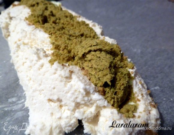 ПО ЖЕЛАНИЮ - в сырники можно ввести сразу вкусовой наполнитель; у меня в данном случае фисташковая паста. Возможны и ягоды из варенья, мармелад, маковая или ореховая масса... да что пожелаете!

Вот ещё одно достоинство этого рецепты - вы можете вариировать вкус сырников бесконечно: подавать с наполнителем и без... с мёдом или нутеллой... посыпать сахарной пудрой... или вовсе сделать их пикантными, упаковав что-нибудъ эдакое по своему вкусу! ...я готовила с консервированным зелёным перцем.

