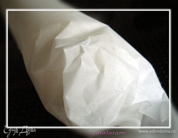 При помощи циновочки (а если без неё - то просто руками) "укатать" тесто в виде "колбаски" в плёнку/бумагу.

Охладить в холодильнике. Можно спокойно оставить на ночь или на пару-тройку дней!
