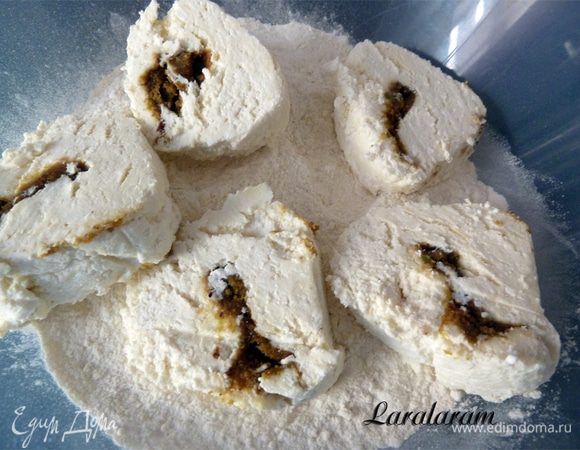 Далее готовим сковородку, нагреваем её с буквально парой капель растительного масла - смазывать жирно не надо: сырники отдадут "своё" масло. Огонь чуть ниже среднего, но сковородку надо вначале хорошо прогреть.


Сырники формуем так:

- нарезать шайбочки;

- "обвалять" в муке - лишнее стряхнуть;

- сразу на сковородку, чтоб мука не размякла.

