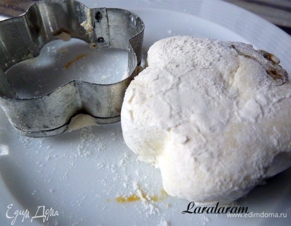 "Информация к размышлению" - если хотите, чтобы сырнички были ещё и КРАСИВЫМИ, то после панировки каждый сырничек можно "вдавить" в красивую формочку для вырезки печений. Вот у меня - цветочек.

