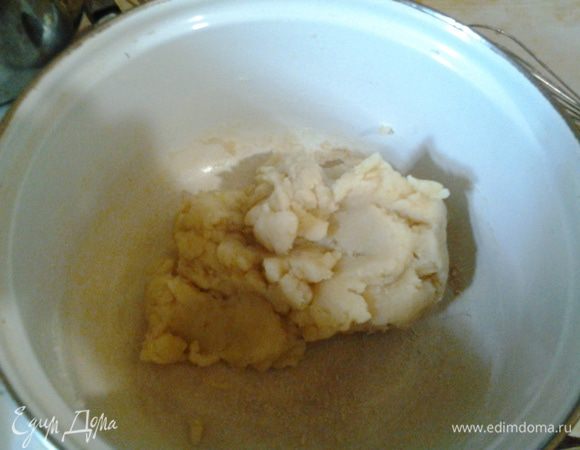 Когда смесь закипит, и масло полностью растает, всыпьте разом муку. Мешайте тщательно и быстро пока вся мука хорошо не заварится