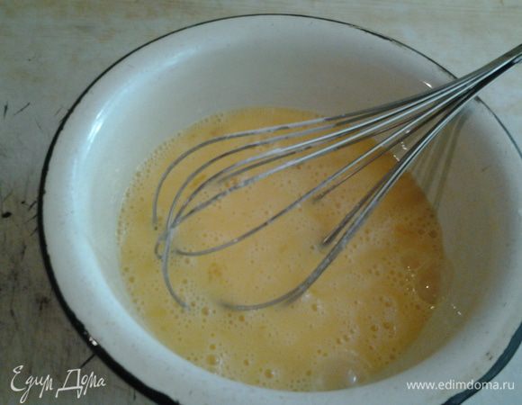 Тем временем разболтайте яйца в отдельной миске