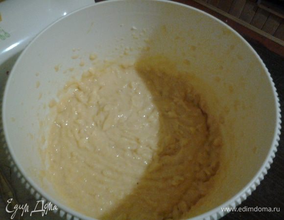 Понемногу добавляйте яйца в остывшее тесто, каждый раз тщательно растирая смесь (я,видимо, не очень тщательно растирала, получилось тесто жидковатое, но на вкусе это никак не отразилось)