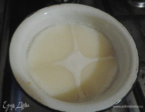 Доведите сироп до кипения и кипятите несколько минут, помешивая. Остудите