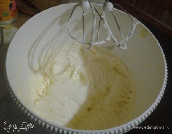 Размягченное масло взбейте с ванилином до пышной светлой массы