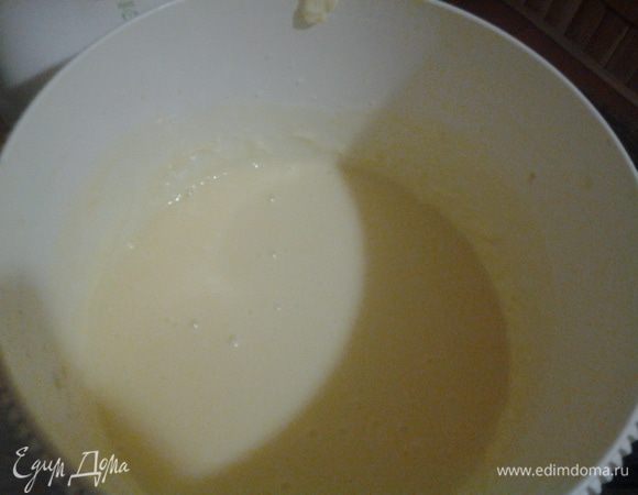 Добавляйте небольшими порциями остывший сироп, продолжая взбивать