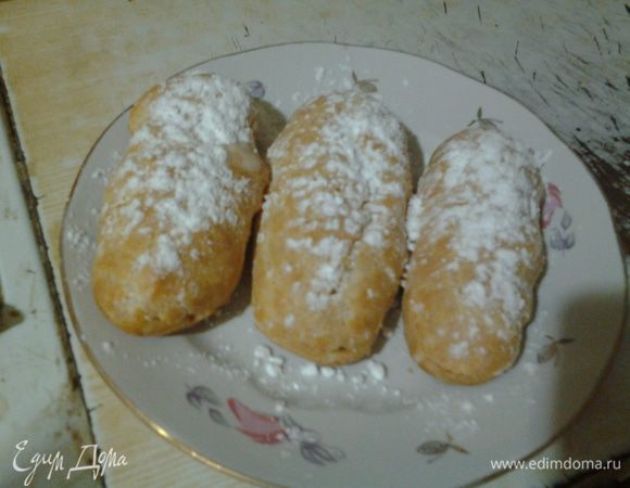 Пирожные разрежьте пополам, но не до конца, заполните кремом. По желанию можно верх украсить помадкой, я посыпала сахарной пудрой