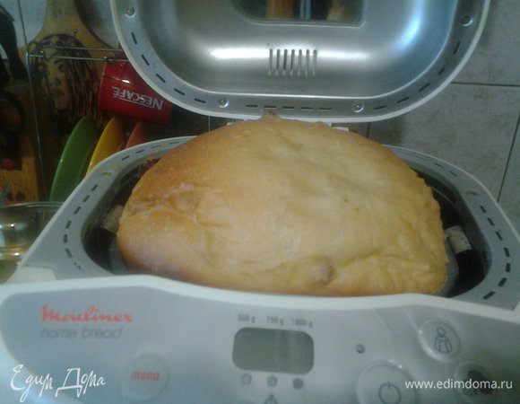 Загрузить все ингредиенты в хлебопечку, в порядке, указанном в инструкции. Я выпекала на программе "Белый хлеб", вес 750 г, корочка темная. В процессе выпекания хлеб очень поднимается, у меня даже крышку приоткрыл)))