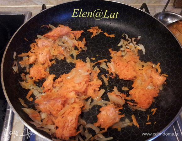 Обжарить на сковороде, нарезанный репчатый лук, тертую морковь. 