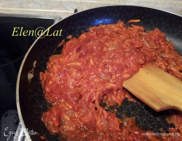 Добавить томатный соус,кипяток сухие приправы и потушить 5-7 минут.
