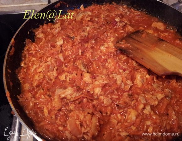 Теперь положите нарезанную на средние кусочки семгу, но семга должна быть уже приготовленная, повторюсь, у меня были стейки с прошлого ужина, если свежая рыба, то я ее готовлю на пару, перед тем как начать тушить овощи.
Семгу просто прогреть с овощами.
Соус с рыбой должен получиться густой.