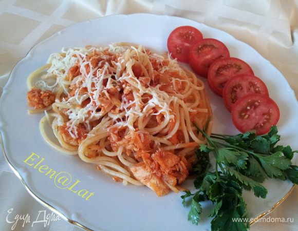 Затем отварить пасту, у меня спагетти, в большом количестве воды, в воду добавить соль.
В готовую пасту добавить томатный соус с семгой и перемешать. Все готово, подавать пасту с семгой  присыпав тертым сыром.
Угощайтесь!!!Это вкусно, очень быстро, что не маловажно в дачный сезон.
Приятного аппетита!!!