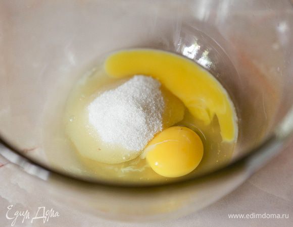 Добавить в миску сахар и яйца
