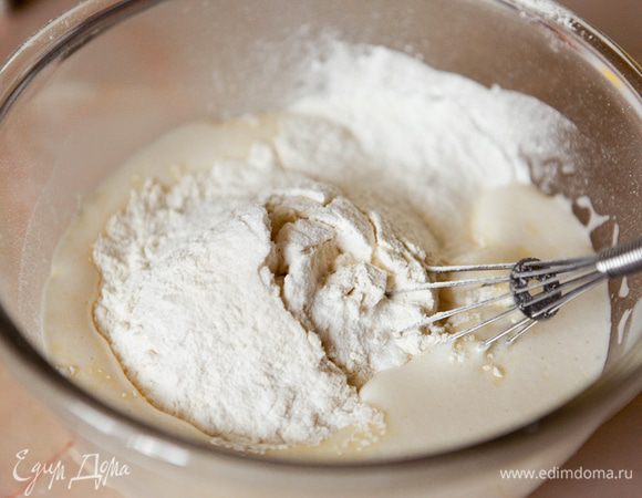 Добавить йогурт, масло, манку, муку с разрыхлителем, ванильний сахар.