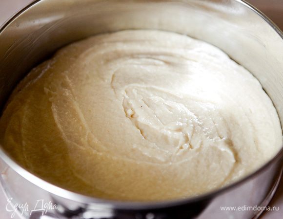 Вылить получившуюся смесь в смазанную маслом форму (моя 21 см) и выпекать в разогретой духовке до 180 С 25-30 мин.