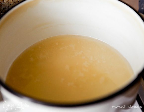 Для приготовления сиропа смешать сахар с водой, добавить сок лимона. Довести до кипения и варить на медленном огне 20 мин.